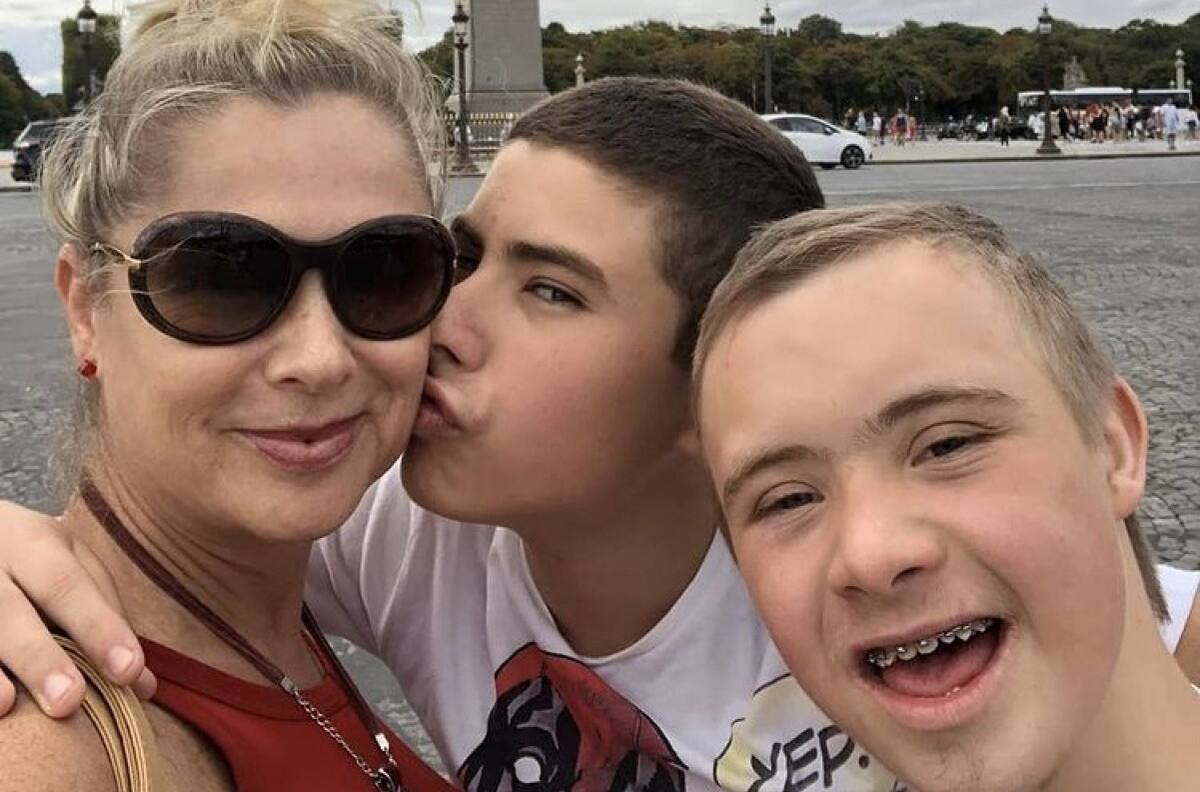 Leticia Calderón enseña taquigrafía a su hijo Luciano