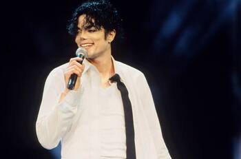 Revista predijo cómo envejecería Michael Jackson sin saber que se sometería a cirugías estéticas