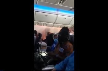 Video: Hombre utiliza su máquina de coser en pleno vuelo y se vuelve viral