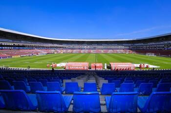 Madre entrega a su hijo a las autoridades por participar en la riña de aficionados Gallos vs Atlas