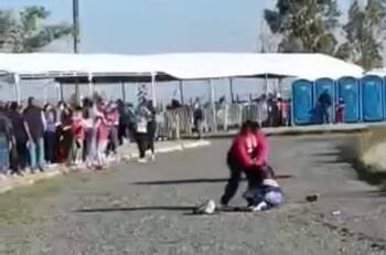 VIDEO | Dos mujeres se pelean en fila de vacunación para niños
