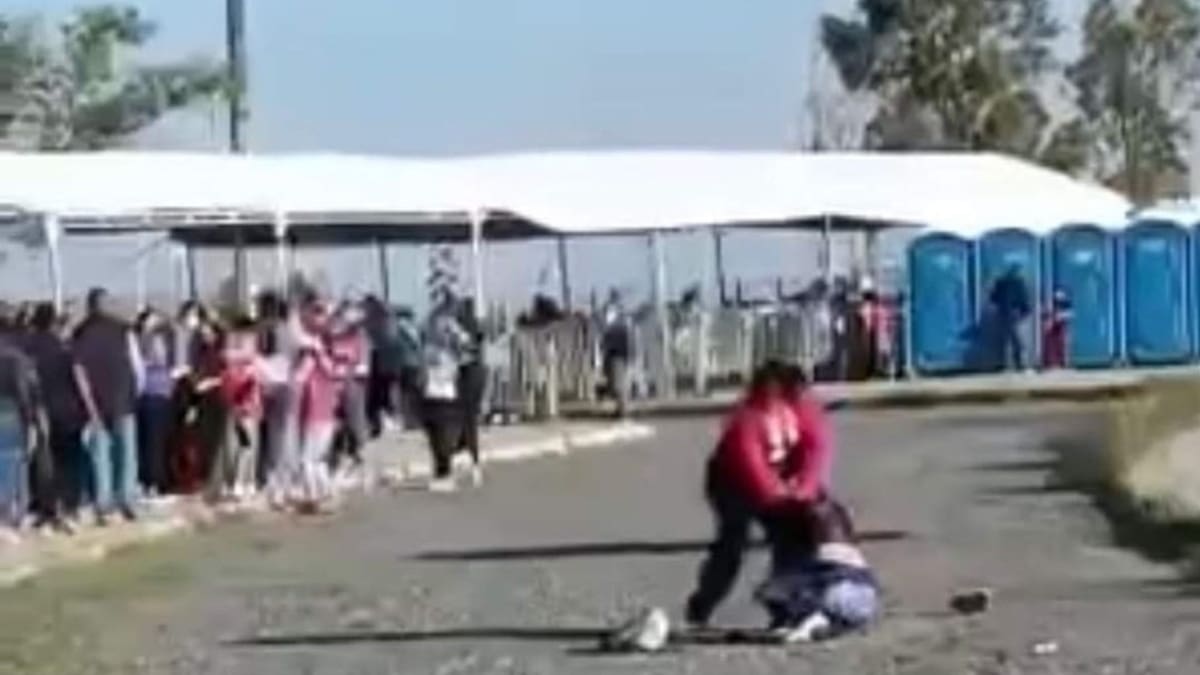 VIDEO | Dos mujeres se pelean en fila de vacunación para niños