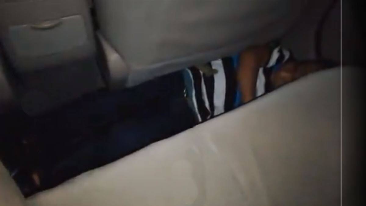 Video: Pasajero descubrió a niño que se quedó dormido y que su mamá lo olvidó en un taxi
