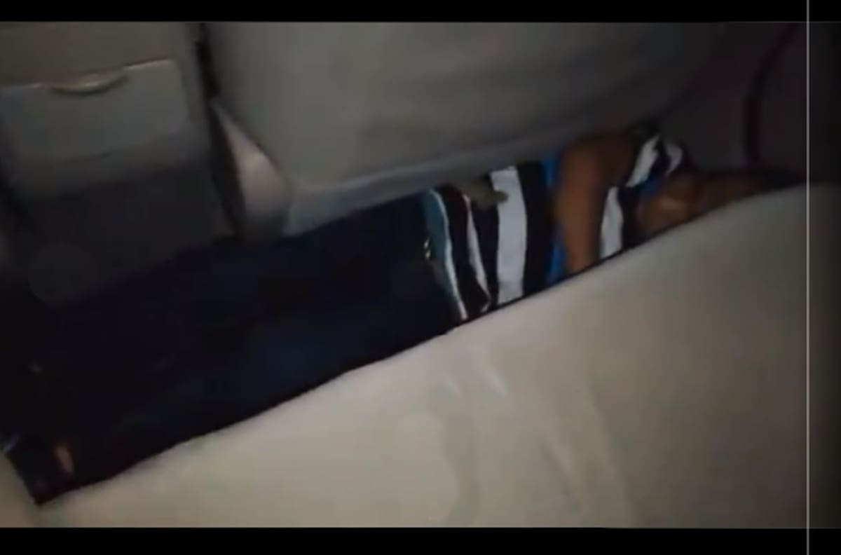 Video: Pasajero descubrió a niño que se quedó dormido y que su mamá lo olvidó en un taxi