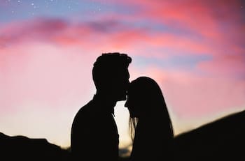 Cómo besas según tu signo del zodiaco