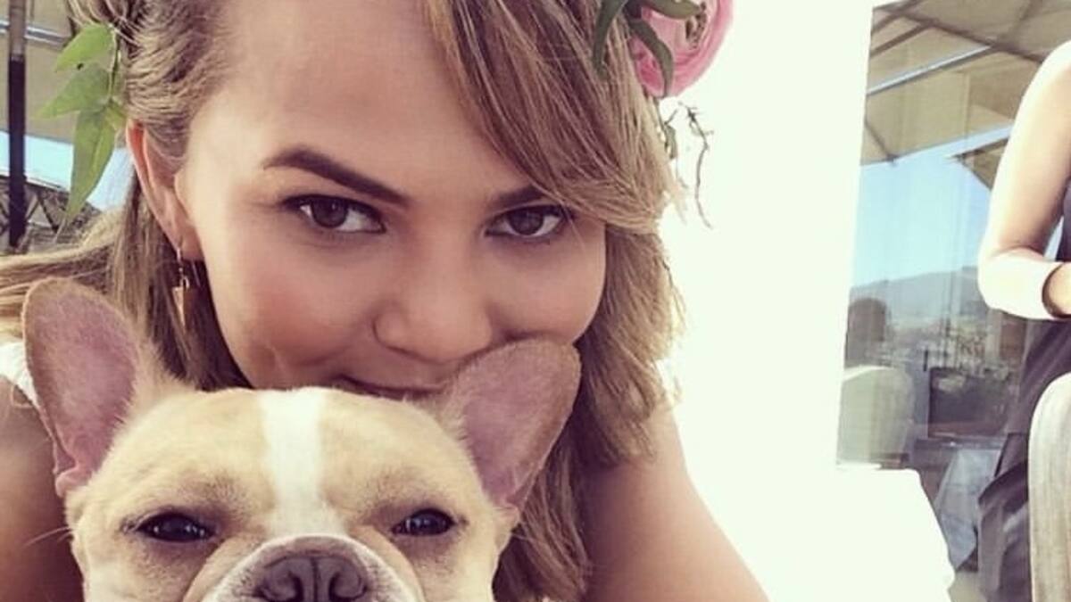 Chrissy Teigen festeja que no ha bebido gota de alcohol durante 50 días