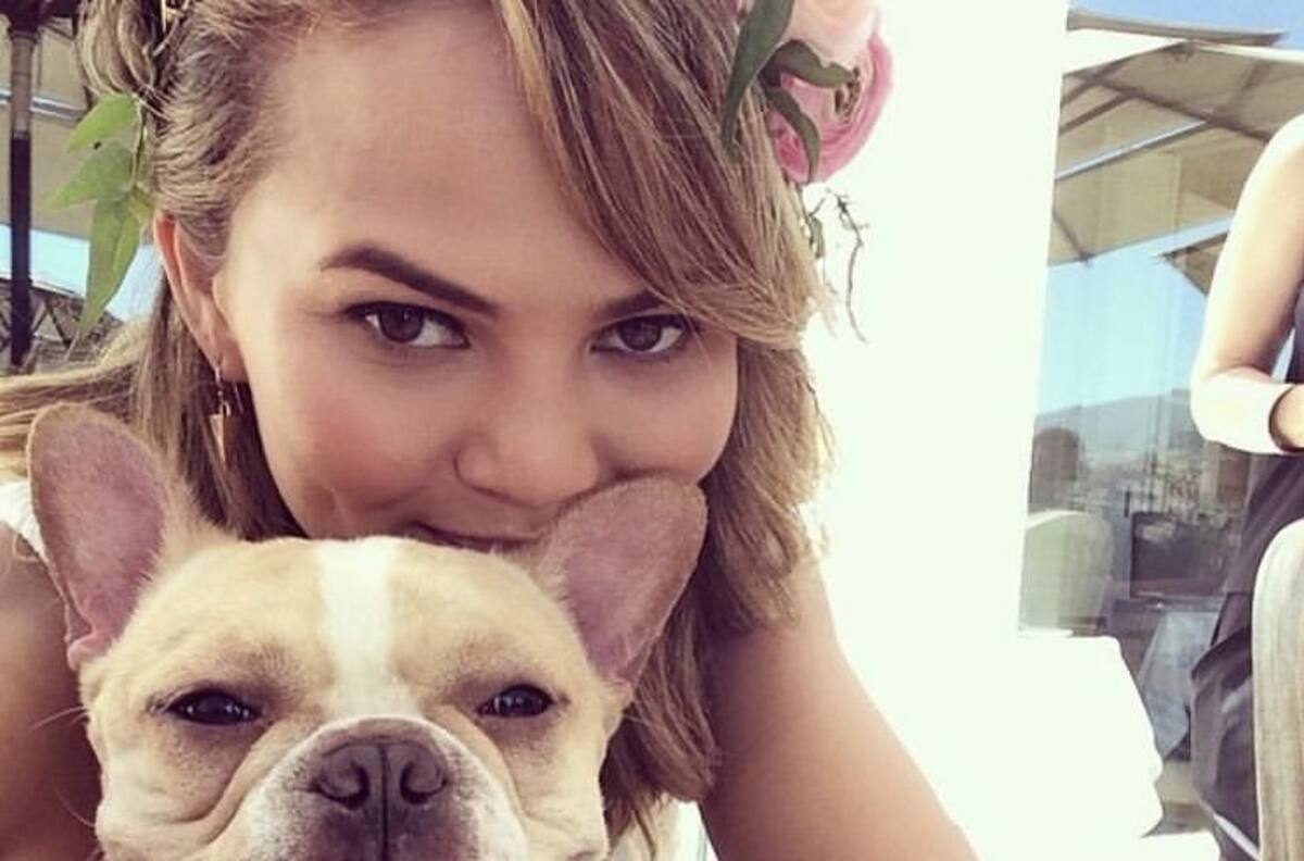 Chrissy Teigen festeja que no ha bebido gota de alcohol durante 50 días
