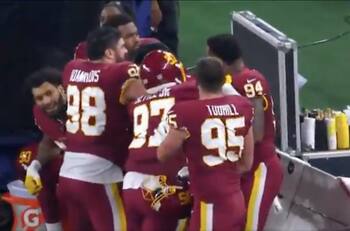Jugadores de Washington, Allen y Payne, se agarran a golpes en la banca en juego ante Dallas Cowboy