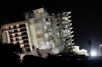 Video: Así derrumbaron totalmente el edificio de Surfside en Miami
