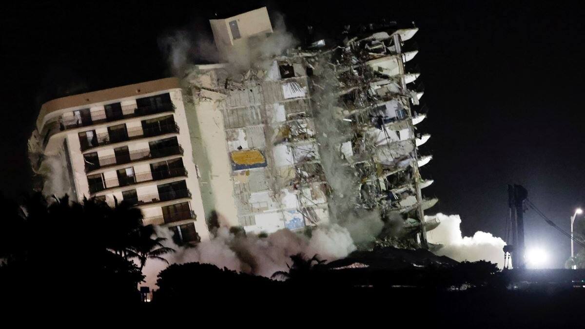 Video: Así derrumbaron totalmente el edificio de Surfside en Miami