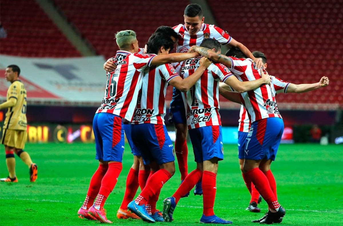 Chivas remonta en casa y vence a Pumas 2-1