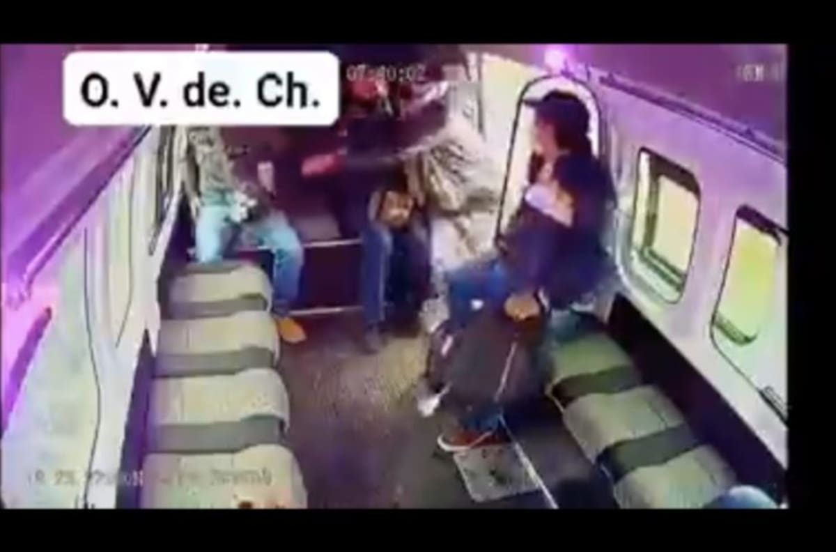 Vídeo: Ladrón falla en intento de asalto, pasajeros lo ignoran