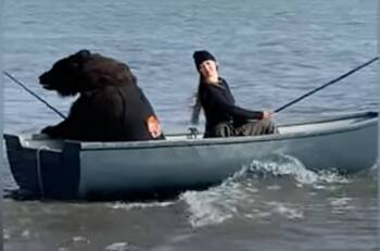 Video: Una chica se fue de pesca con su oso mascota, momento se hizo viral