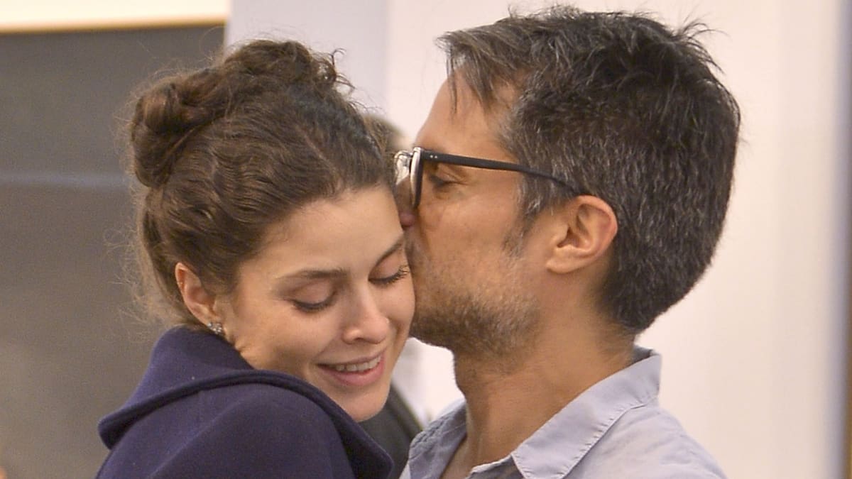Gael García y Fernanda Aragonés presumen su embarazo en red carpet de "Viejos"