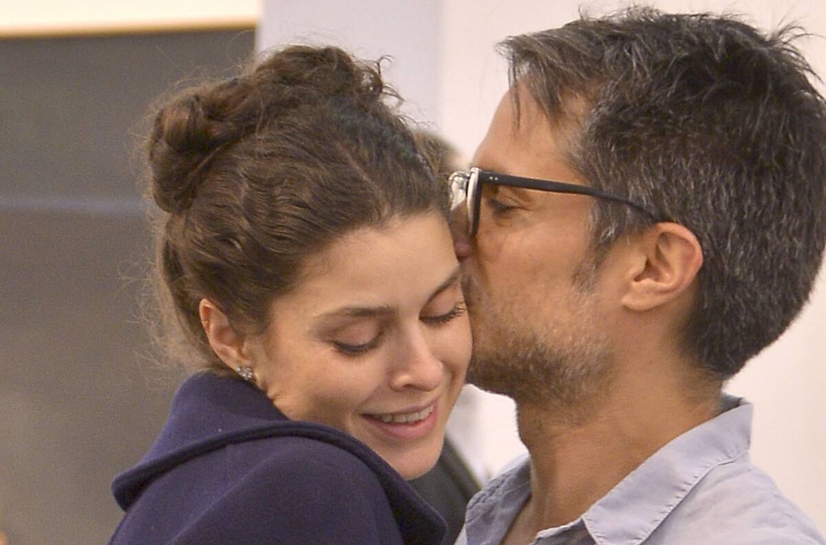 Gael García y Fernanda Aragonés presumen su embarazo en red carpet de "Viejos"