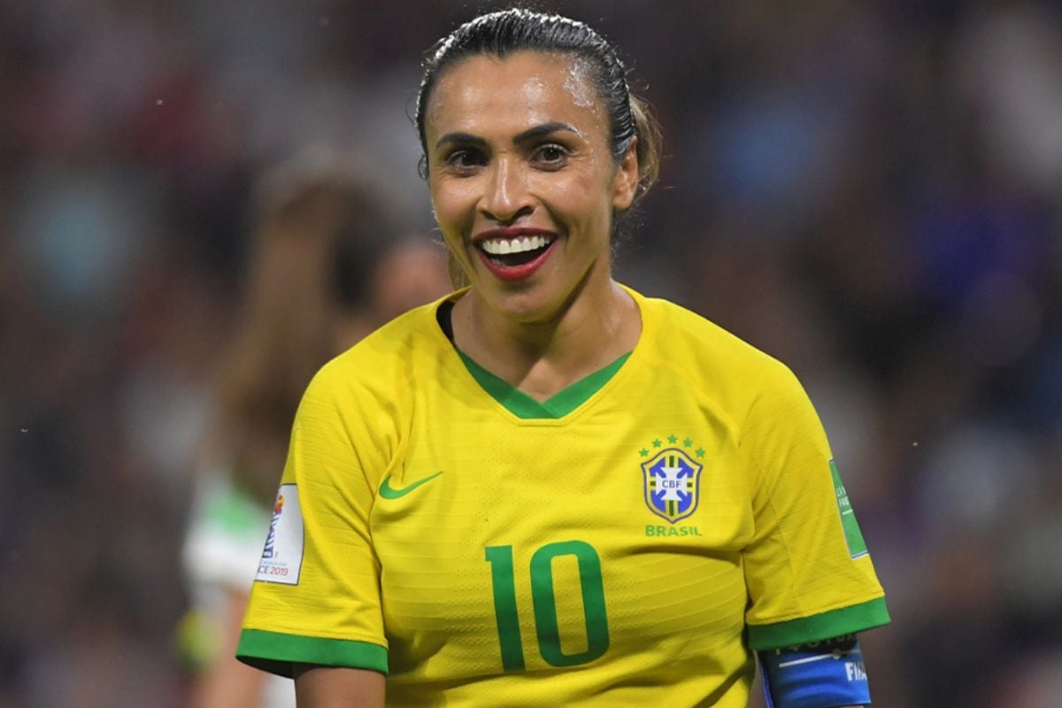 Primer plano de la futbolista Marta Vieira da Silva, con la camiseta de Brasil.