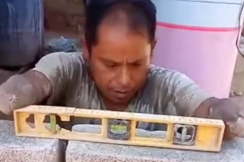 Albañil sin brazos viral en TikTok.