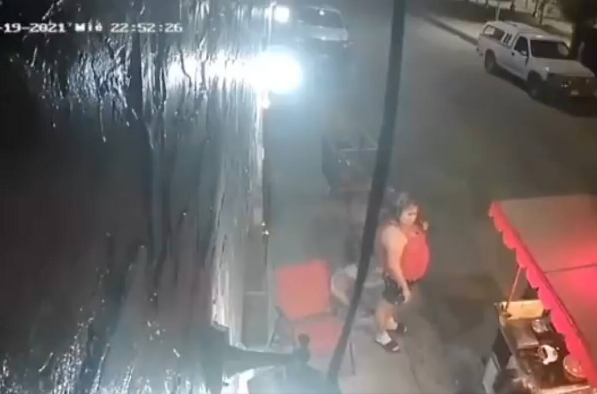 Video: Una niña le bajó los shorts a una señora y se hizo viral