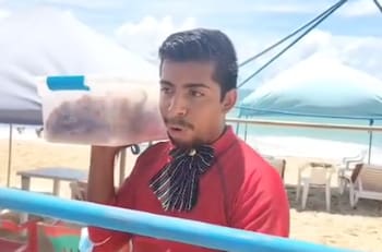 VIDEO | Critican a Paco el de las empanadas por hostigar a turistas