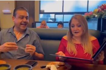 VIDEO | Emotiva reacción de unos padres al ver el título universitario de su hija se vuelve viral