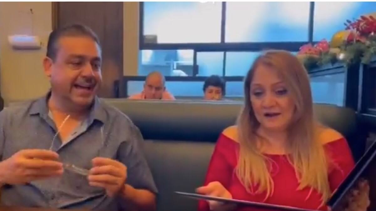 VIDEO | Emotiva reacción de unos padres al ver el título universitario de su hija se vuelve viral
