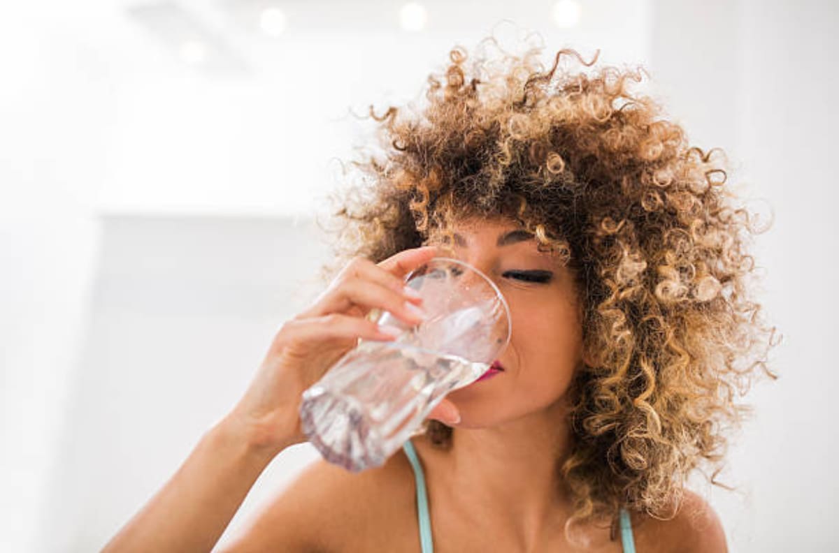 Salud: Conoce 3 beneficios de tomar agua en ayunas