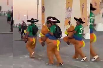 VIDEO | Aficionados mexicanos pasean "a caballo" en el Mundial de Qatar 2022