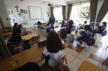 Maestro anima los dibujos de sus alumnos y se vuelve viral | VIDEO