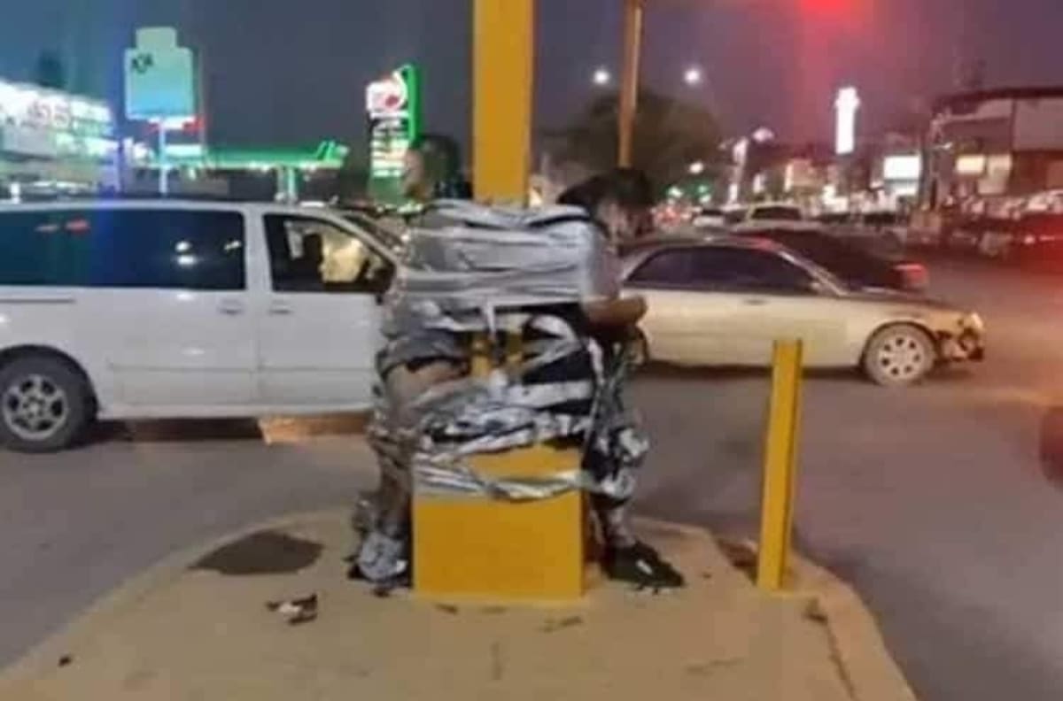 ¡Justiciero! Batman en México amarra ladrones a los postes maquillados de el “Joker”