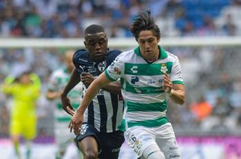 Rayados de Monterrey lograron imponerse a Santos con un hombre menos