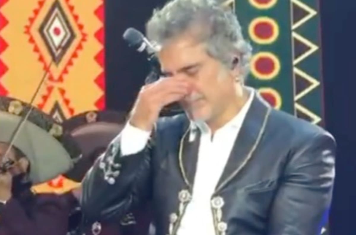 Alejandro Fernández derrama lágrimas con canción de su hijo, Alex