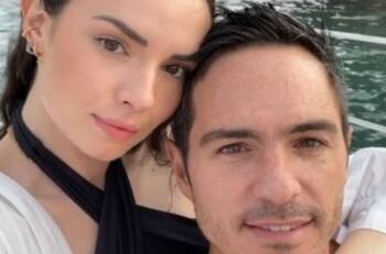 Mauricio Ochmann y Paulina Burrola aparecen muy enamorados en el Estadio Azteca