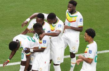 Qatar pierde frente a Senegal y se convierte en la primera selección eliminada del Mundial