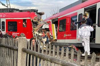 Dos trenes chocan de frente en Alemania: hay un muerto y varios heridos
