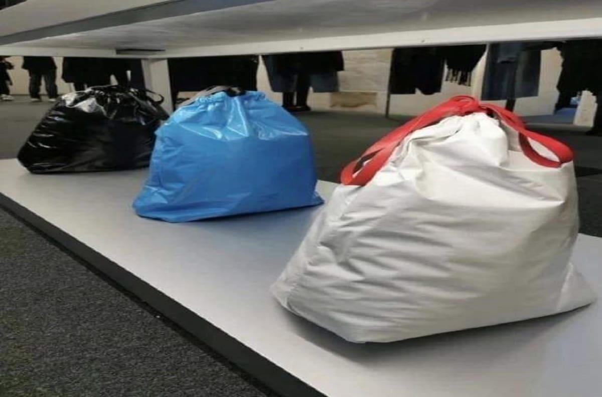 Balenciaga saca la venta bolsa de basura por más de $1,790 dólares y causa polémica en las redes sociales