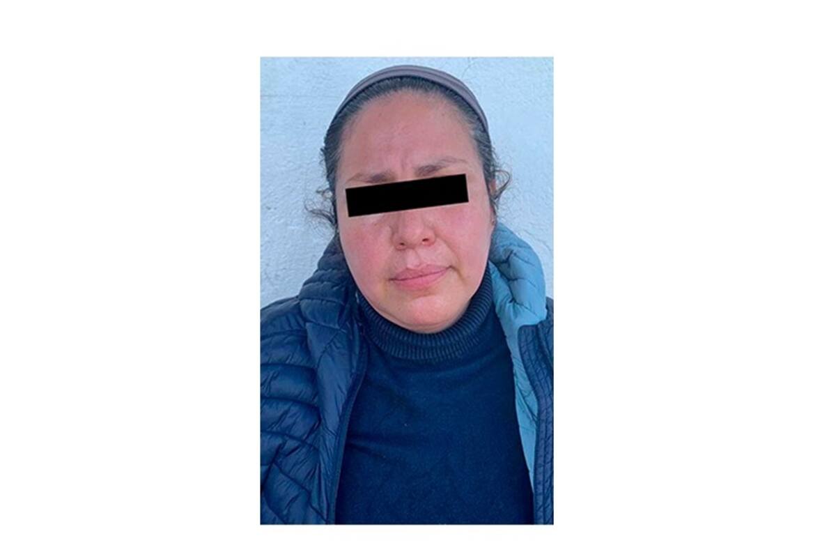 Detienen a mujer que le rompió la nariz a una niña de 12 años: Dice que miró a su esposo