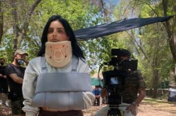"Relájense un ch*ngo”: Aislinn Derbez tranquiliza a sus fans después de ser captada con collarín