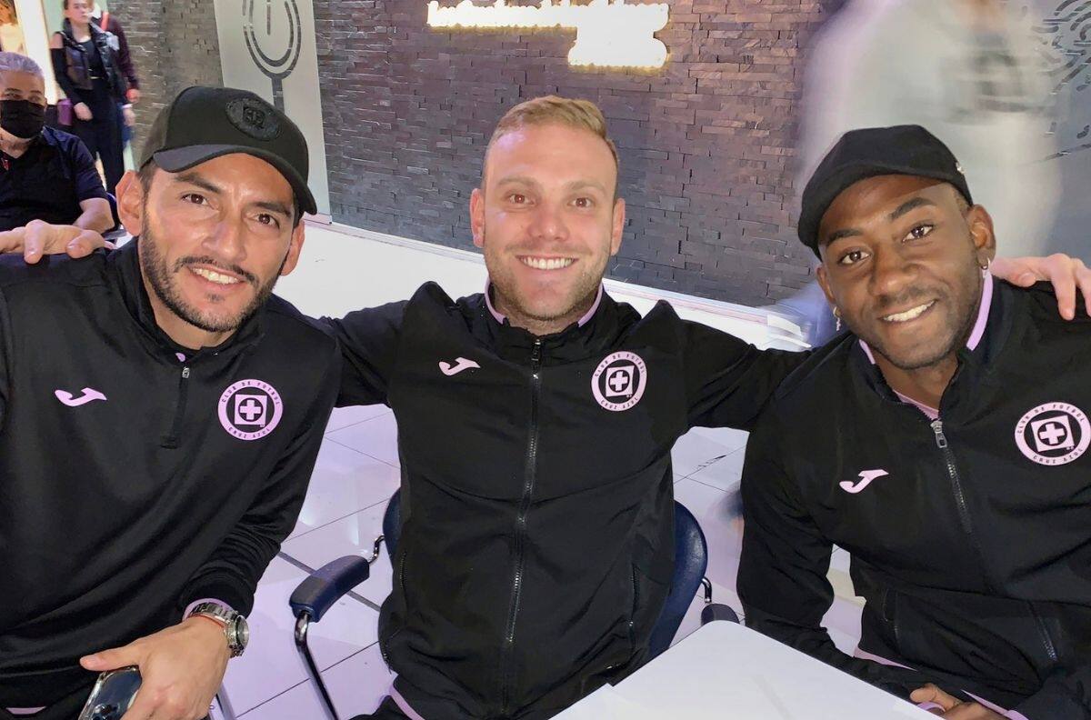 ¿Cata y Corona juntos?: Cruz Azul publica por error sus boletos de avión y aficionado cambia los asientos
