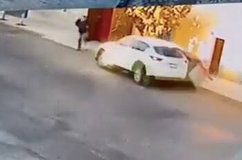 Video impactante: Mujer policía atropella a tres personas en Neza, una falleció