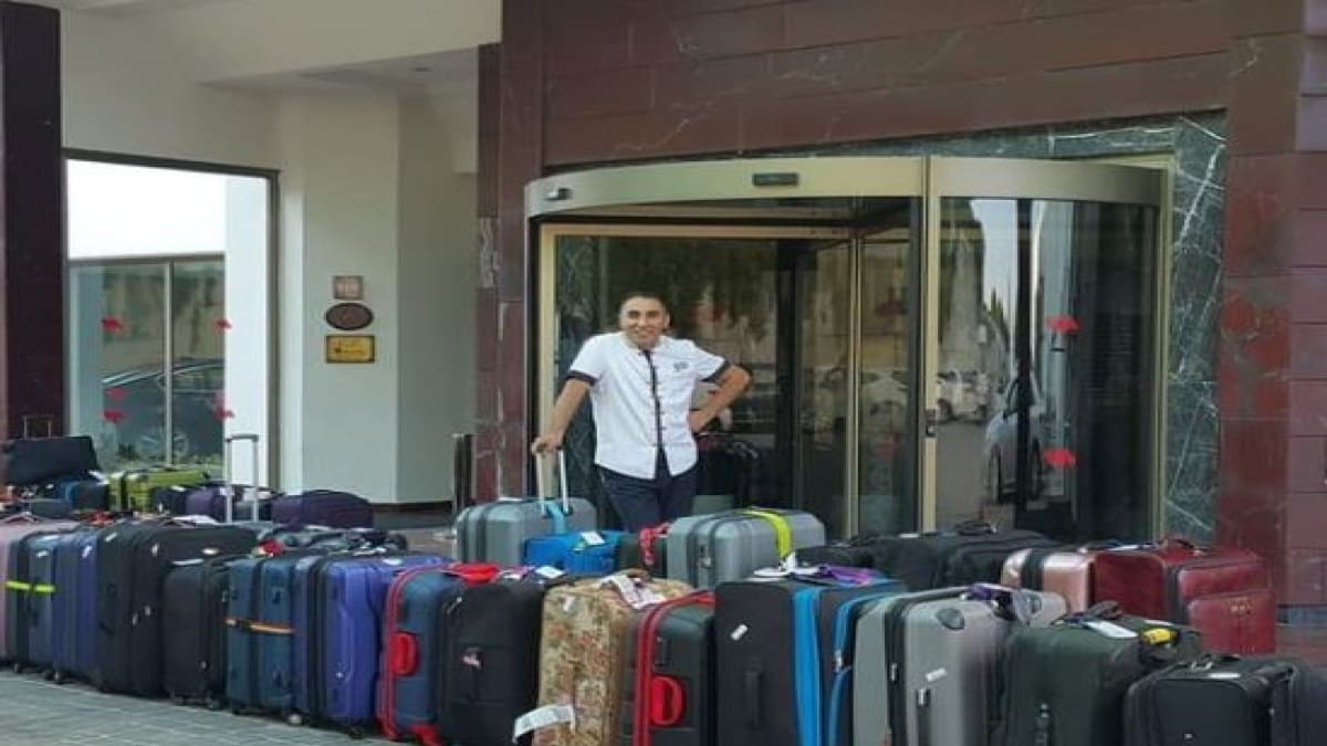 Hombre recibe millonaria herencia, trabaja como botones en un hotel de lujo