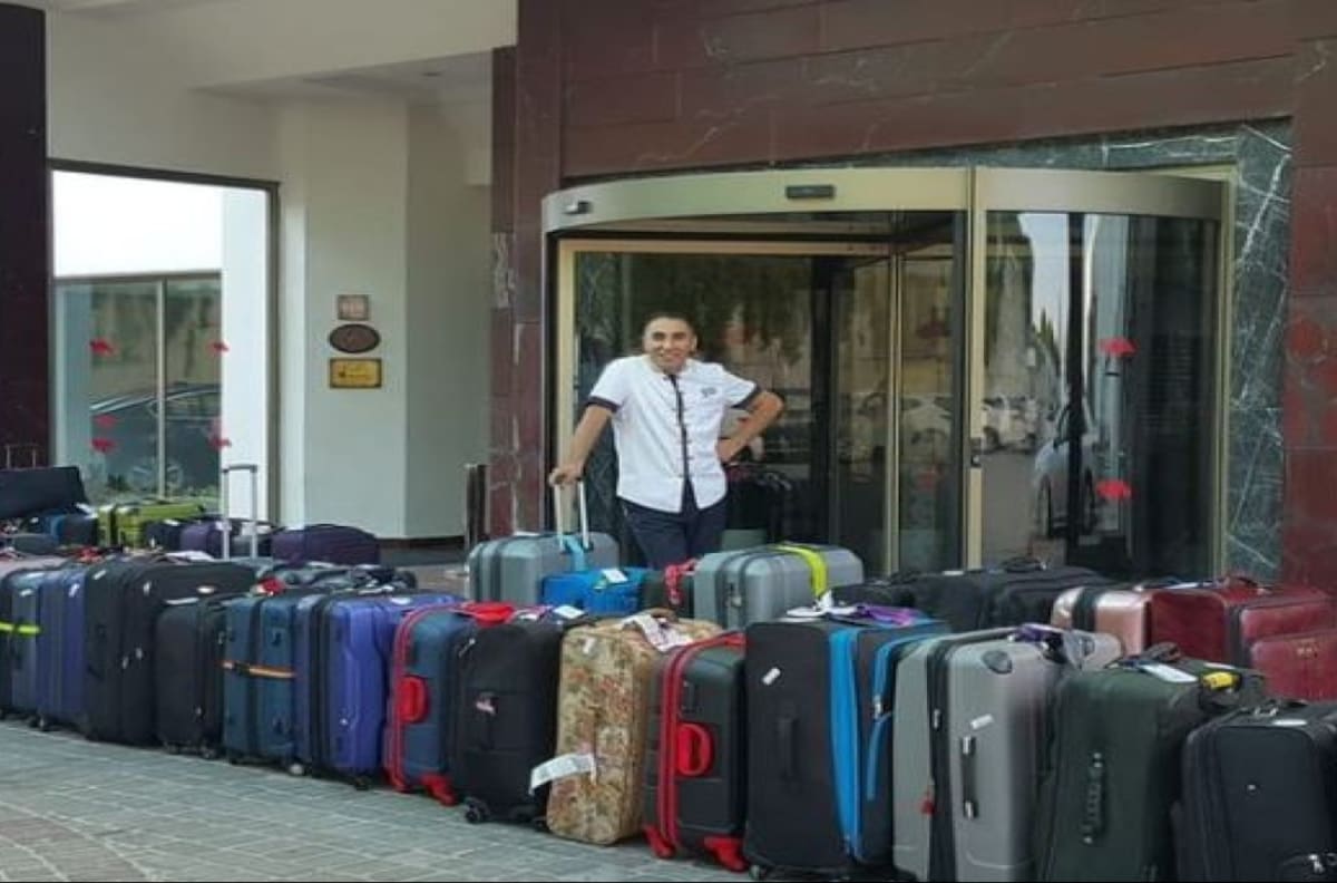 Hombre recibe millonaria herencia, trabaja como botones en un hotel de lujo