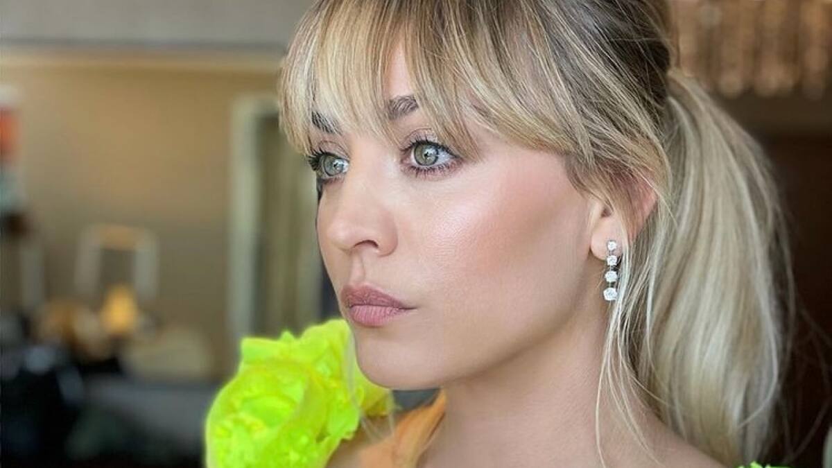 Kaley Cuoco: Luce los denim corte ancho que marcan tendencia