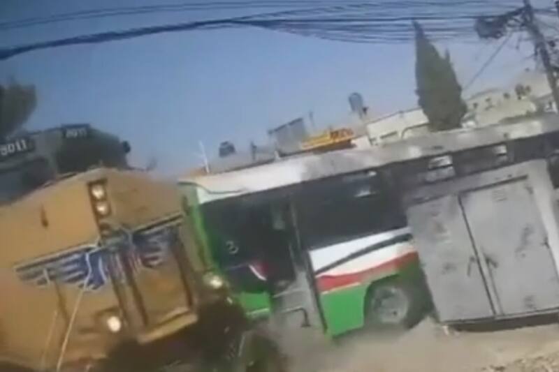 El percance fue grabado por una cámara de seguridad.