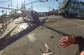 VIDEO: Policías rescatan a piloto de avioneta a pocos segundos de ser arrollado por un tren