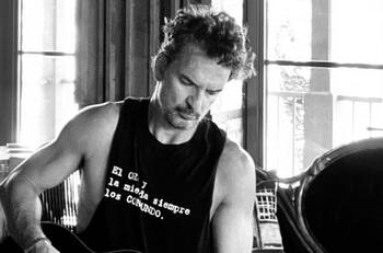 Ricardo Arjona canta en el metro de Nueva York y nadie lo reconoce