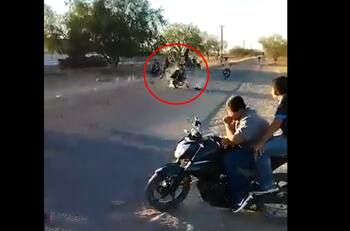 VIDEO | ¡Impactante! Jóvenes mueren al chocar de frente sus motos en carrera clandestina