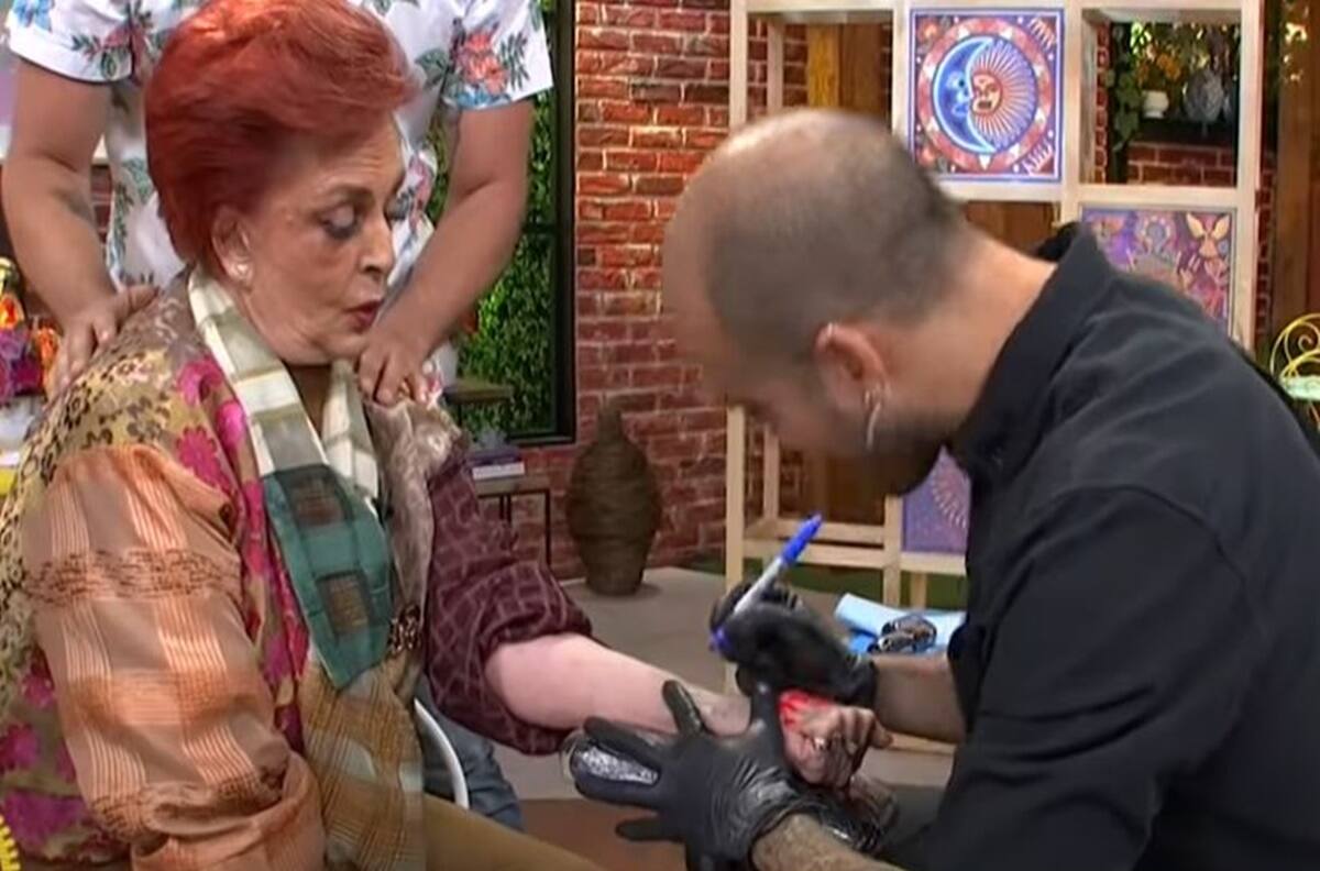 “No duele nada”: Talina Fernández se tatúa por primera vez en pleno programa en vivo