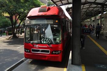 Consulta los horarios de servicio del Metrobús en Navidad y Año Nuevo