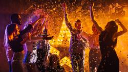 VIDEO | Joven consigue ser invitada a una fiesta desde su trabajo y se vuelve viral