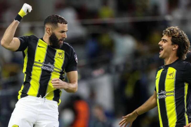 con la camiseta de Al Ittihad de Arabia Saudita